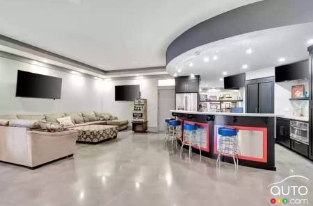 Big bar, lounge area